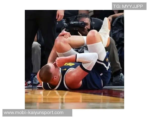 约基奇半场表现稳健但首节意外倒地引发球迷担忧